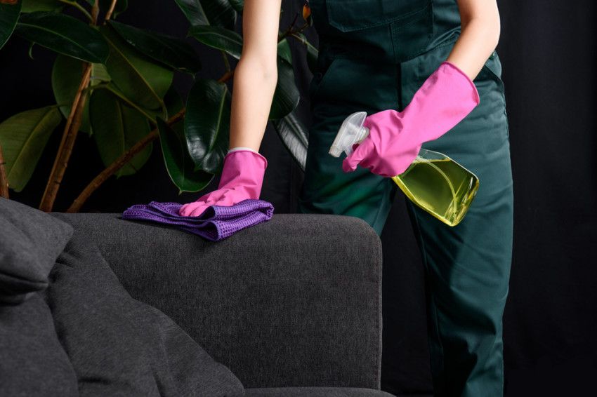 Tips voor het verwijderen van bloedvlekken uit je bank: en wanneer het tijd is voor een nieuw meubelstuk